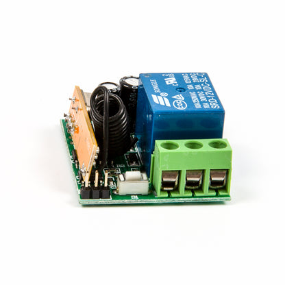 Alternate side view of 433MHz 12V relay module with antennas and green connectors