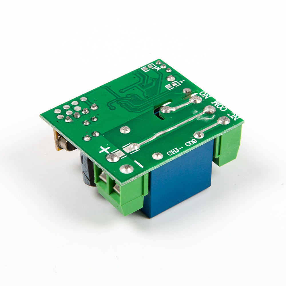 Bottom close-up of 433MHz 12V relay circuit board with contacts and traces